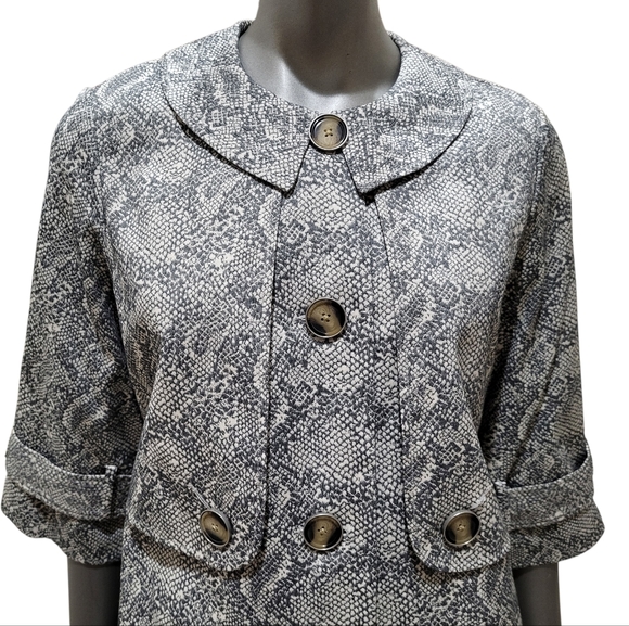 177. CAbi Camille #3134 Snakeskin Patterned Gray Cape Coat - Size Small - Picture 3 of 8